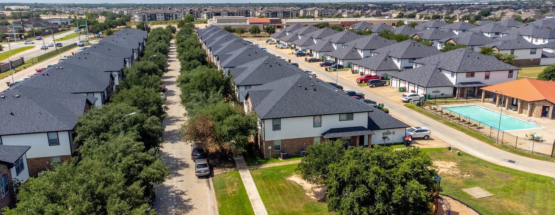 a neighborhood with a swimming pool
